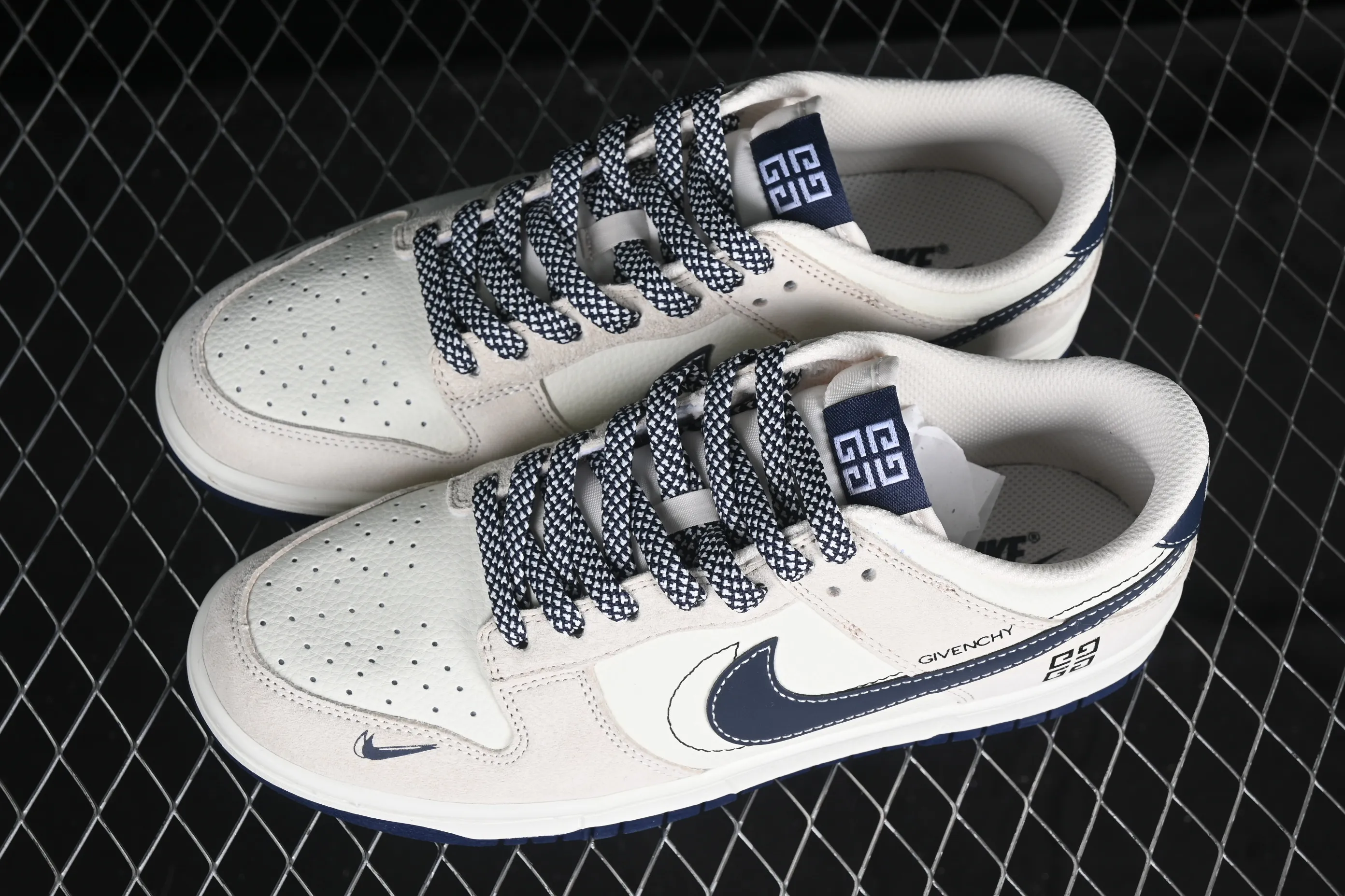 All categories Nk SB Dunk Series Nk SB Dunk Low High-end customized low-top sneakers Nk SB Dunk Low Givenchy co-branded gray pig eight pairs of hooks Anniversary high-end customized low-top casual sneakers DJ2024-112